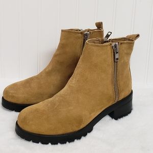 UO Urban Outfitters Lavorazione Artigiana Suede Emerson Chelsea Ankle Zip Boots